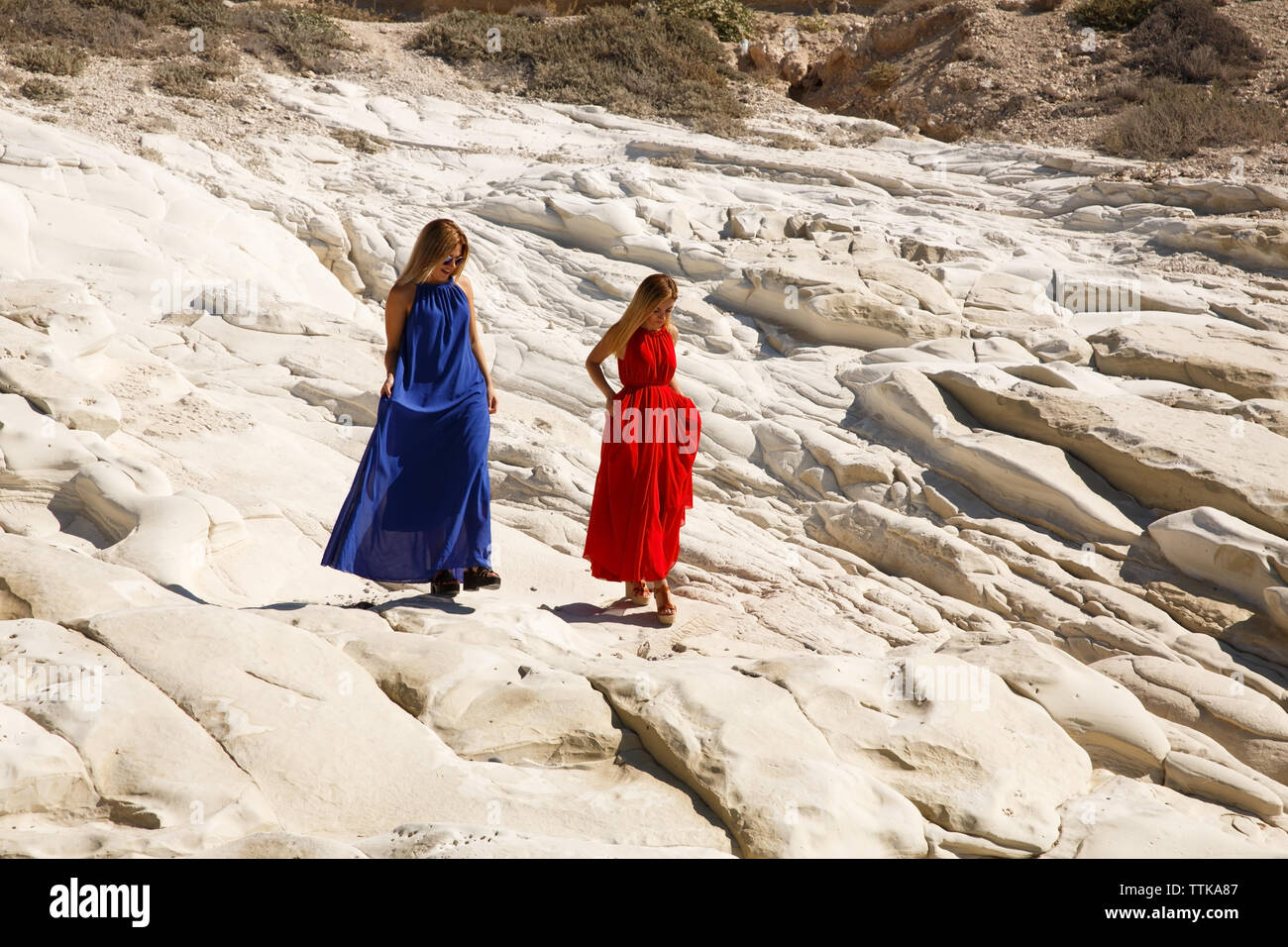 Donna bionda camminando sulla roccia bianca a Cipro. Foto Stock