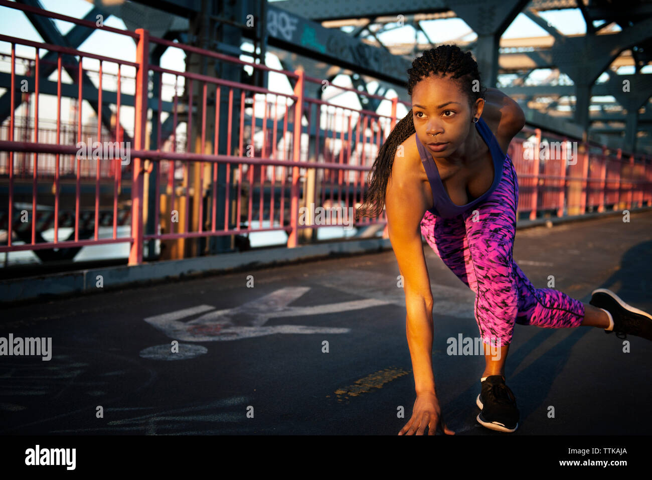 Fiducioso donna in esecuzione sul ponte Foto Stock