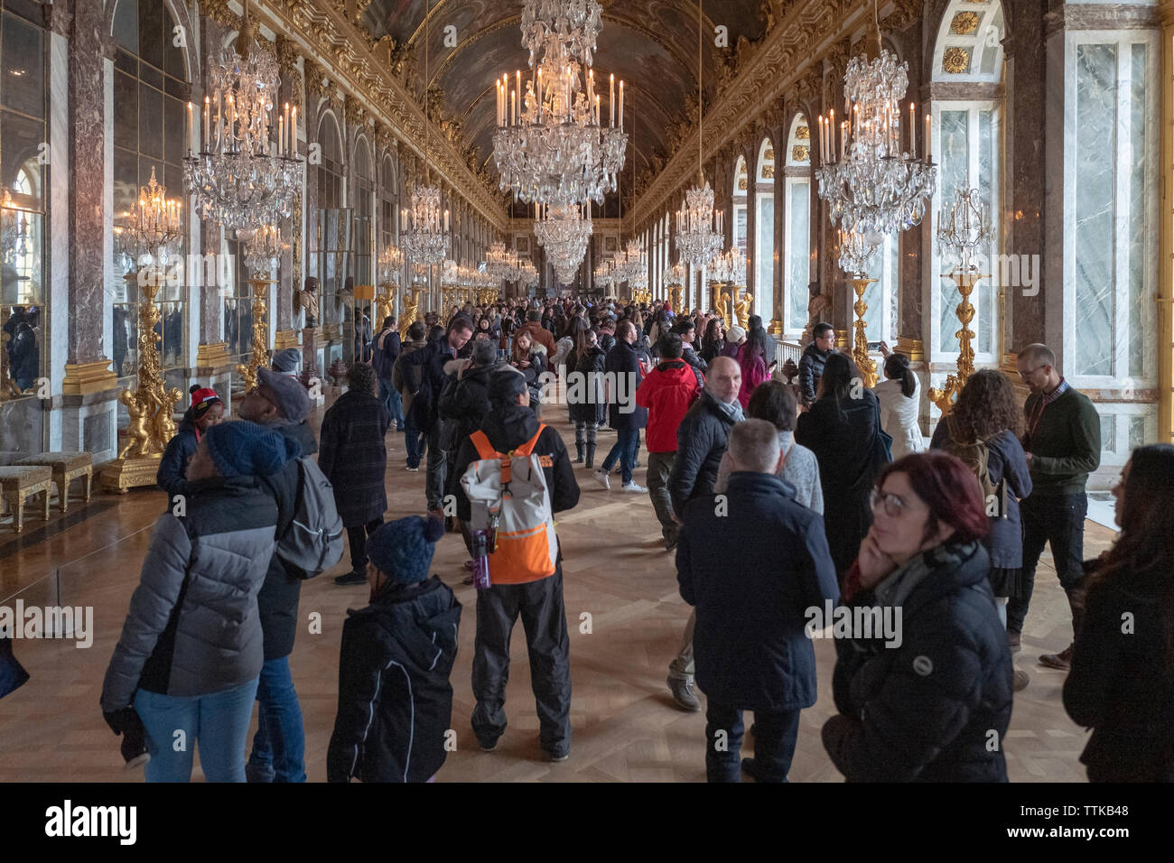 I turisti nella sala degli specchi a Versaille Foto Stock