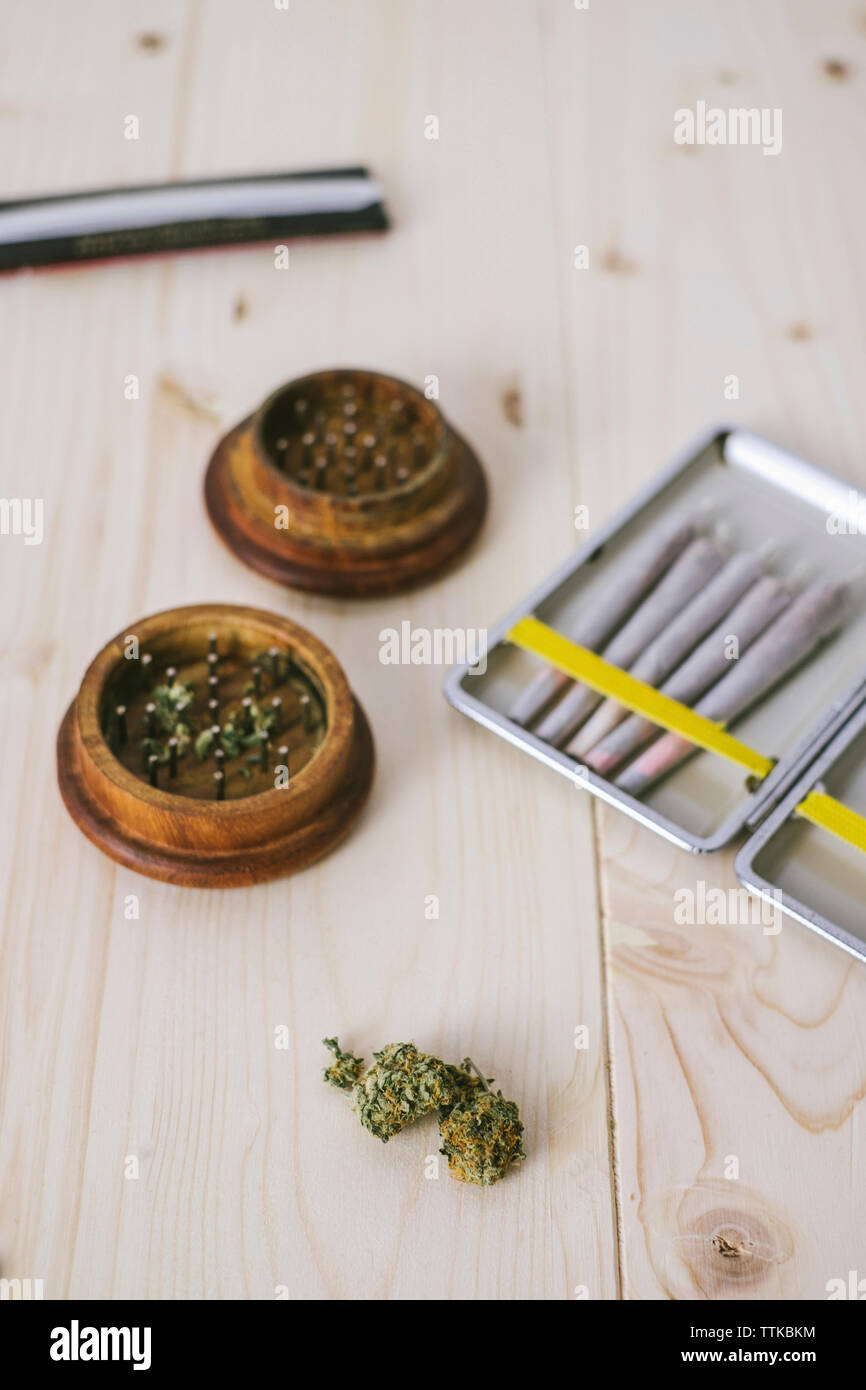 Elevato angolo di visione della marijuana giunti con crusher sul tavolo Foto Stock