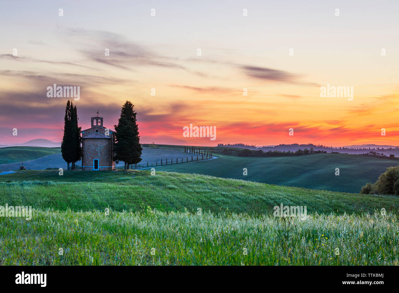 Cappella della Madonna di Vitaleta cappella al tramonto, San Quirico d'Orcia, in provincia di Siena, Toscana, Italia, Europa Foto Stock