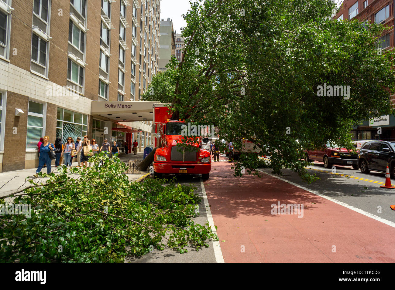 Un distributore di Coca Cola carrello consegna siede sulla West 23rd Street nel Quartiere di Chelsea di New York il Mercoledì, Giugno 12, 2019 dopo il capovolgimento di un albero che si è schiantato nella sua cabina. (© Richard B. Levine) Foto Stock