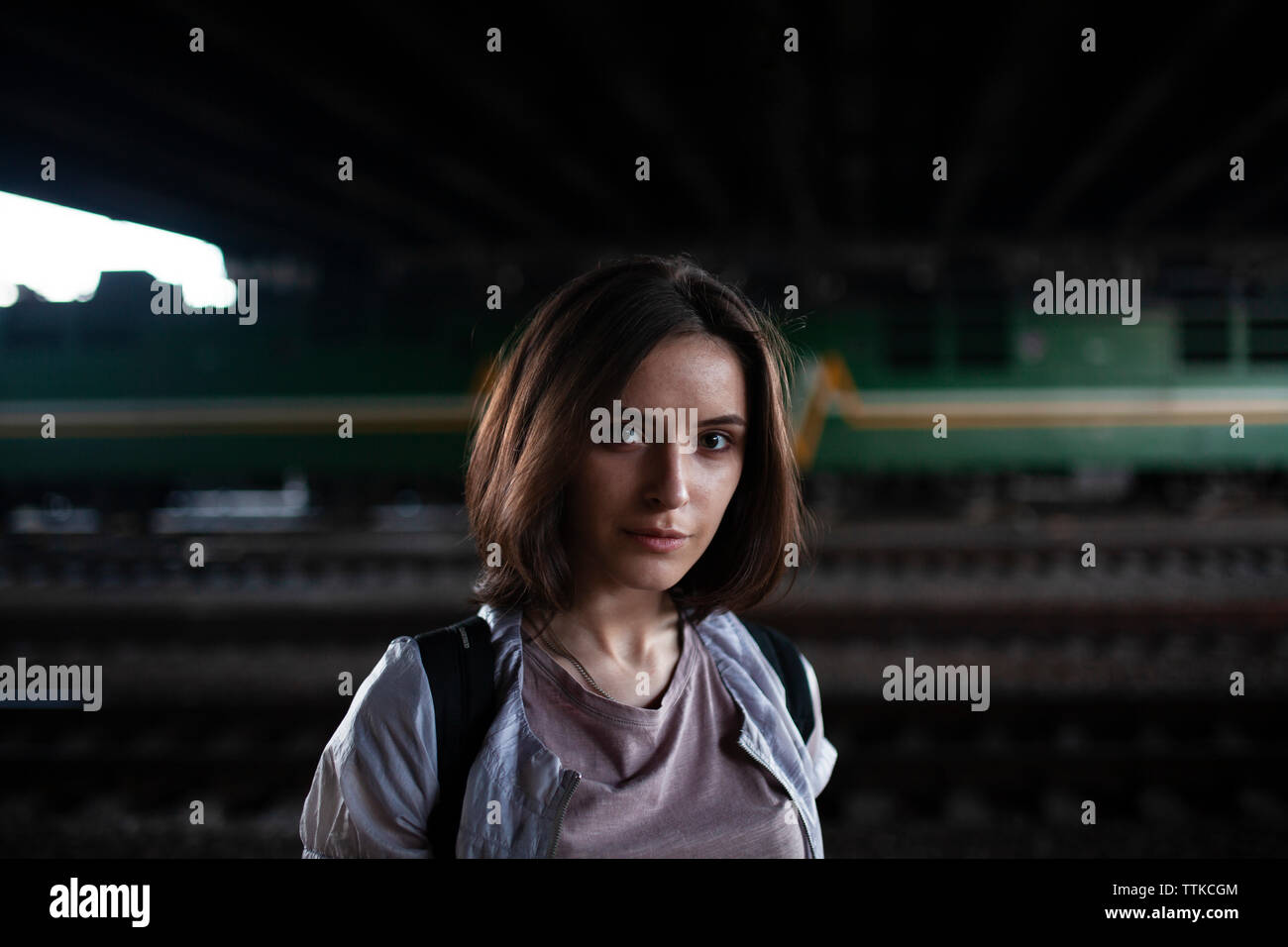 La donna si erge nei pressi della stazione Foto Stock