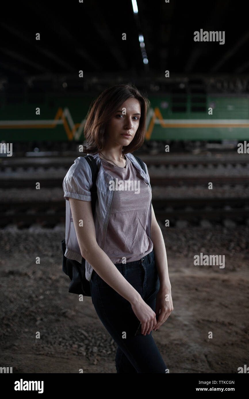 La donna si erge nei pressi della stazione Foto Stock