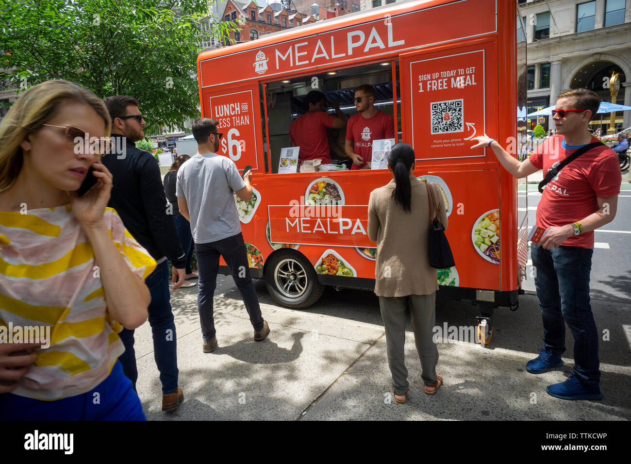 I lavoratori da MealPal in corrispondenza di un carrello tenta di firmare i deputati per il loro abbonamento servizio pasti al di fuori del Madison Square Park di New York il Mercoledì, 12 giugno 2019. Il servizio di abbonamento offre al sacco da numerosi ristoranti locali per un prezzo fisso per ogni pasto. (© Richard B. Levine) Foto Stock
