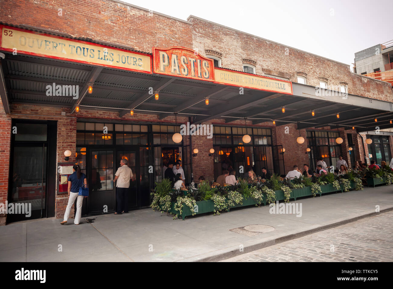 Diners nel nuovo Pastis ristorante nel Meatpacking District di New York il Venerdì, 7 giugno 2019 sulla sua apertura. Aperto nel 1999 e chiuso nel 2014 l'originale ha preso su un stato leggendario, attira celebrità e regolari patroni. (© Richard B. Levine) Foto Stock