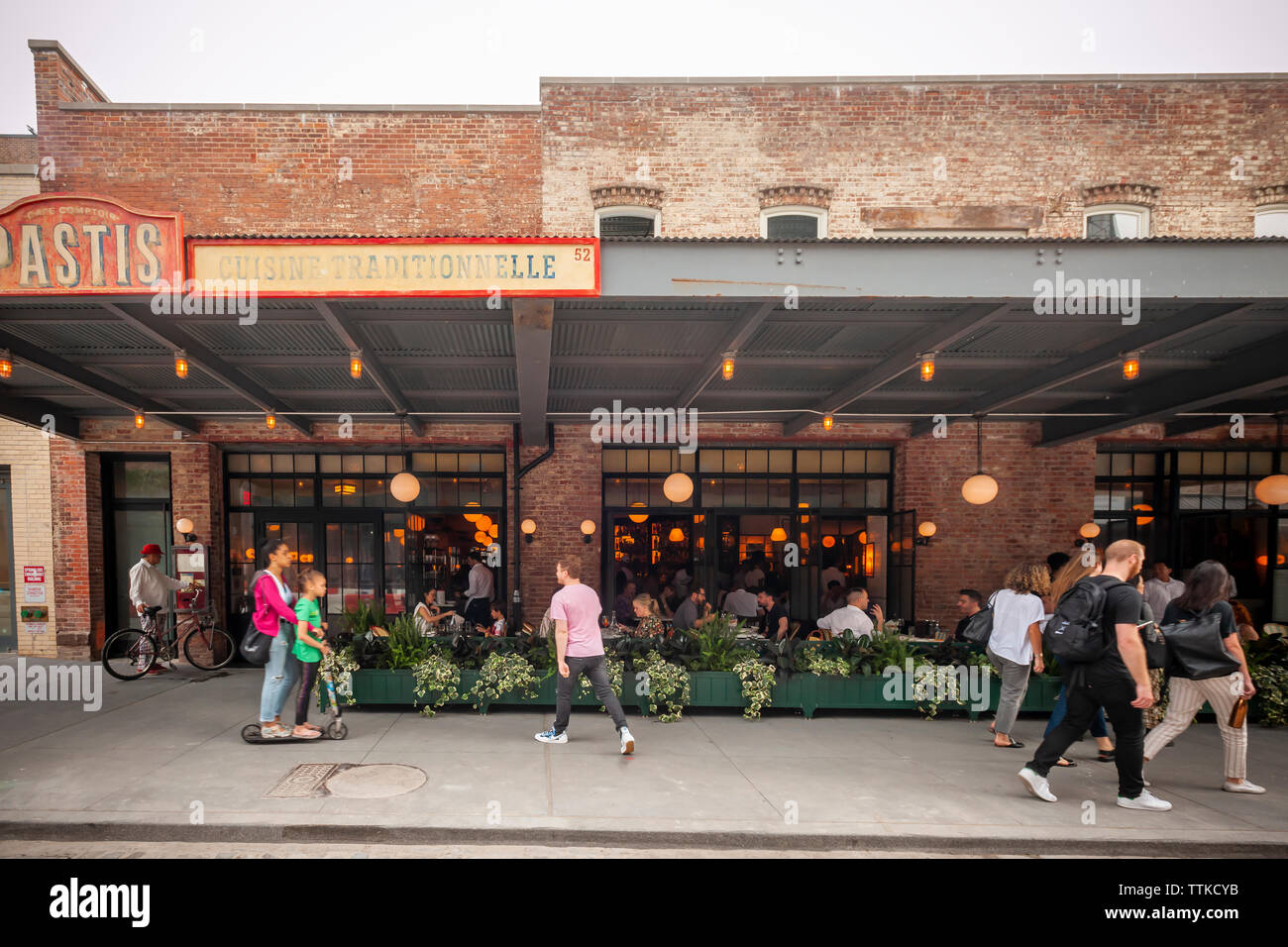Diners nel nuovo Pastis ristorante nel Meatpacking District di New York il Venerdì, 7 giugno 2019 sulla sua apertura. Aperto nel 1999 e chiuso nel 2014 l'originale ha preso su un stato leggendario, attira celebrità e regolari patroni. (© Richard B. Levine) Foto Stock