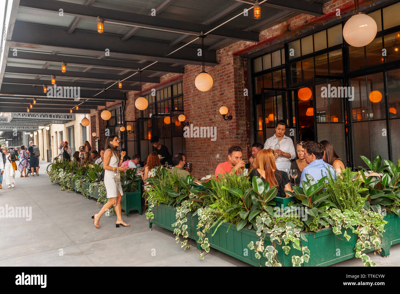 Diners nel nuovo Pastis ristorante nel Meatpacking District di New York il Venerdì, 7 giugno 2019 sulla sua apertura. Aperto nel 1999 e chiuso nel 2014 l'originale ha preso su un stato leggendario, attira celebrità e regolari patroni. (© Richard B. Levine) Foto Stock