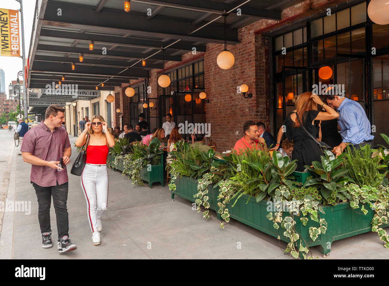 Diners nel nuovo Pastis ristorante nel Meatpacking District di New York il Venerdì, 7 giugno 2019 sulla sua apertura. Aperto nel 1999 e chiuso nel 2014 l'originale ha preso su un stato leggendario, attira celebrità e regolari patroni. (© Richard B. Levine) Foto Stock
