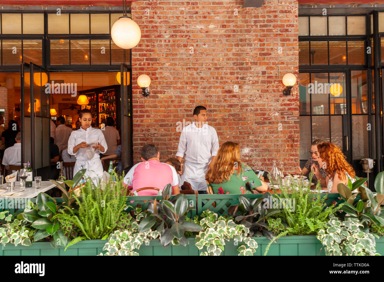 Diners nel nuovo Pastis ristorante nel Meatpacking District di New York il Venerdì, 7 giugno 2019 sulla sua apertura. Aperto nel 1999 e chiuso nel 2014 l'originale ha preso su un stato leggendario, attira celebrità e regolari patroni. (© Richard B. Levine) Foto Stock