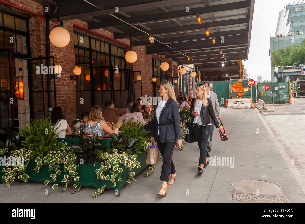 Diners nel nuovo Pastis ristorante nel Meatpacking District di New York il Venerdì, 7 giugno 2019 sulla sua apertura. Aperto nel 1999 e chiuso nel 2014 l'originale ha preso su un stato leggendario, attira celebrità e regolari patroni. (© Richard B. Levine) Foto Stock