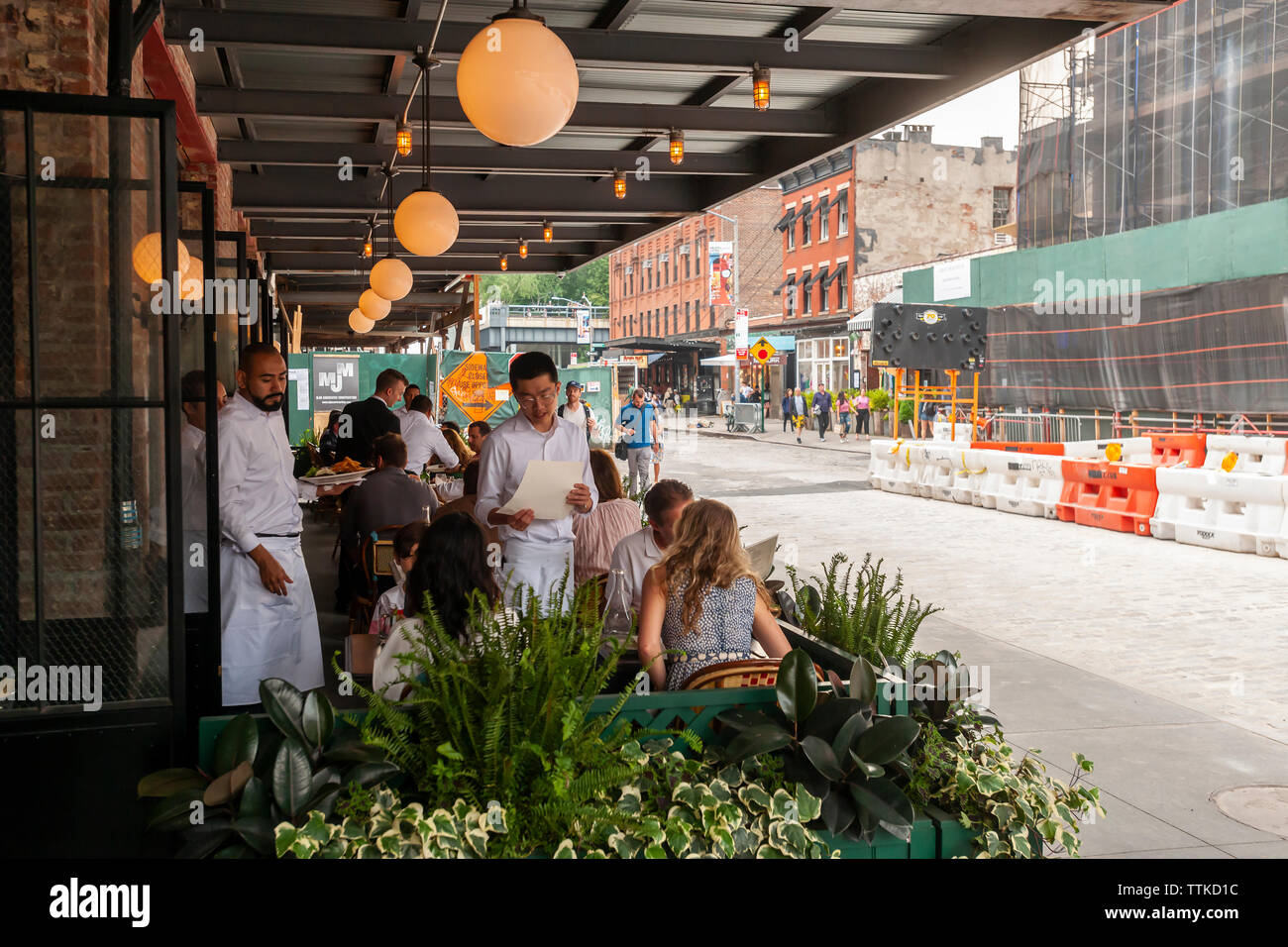 Diners nel nuovo Pastis ristorante nel Meatpacking District di New York il Venerdì, 7 giugno 2019 sulla sua apertura. Aperto nel 1999 e chiuso nel 2014 l'originale ha preso su un stato leggendario, attira celebrità e regolari patroni. (© Richard B. Levine) Foto Stock
