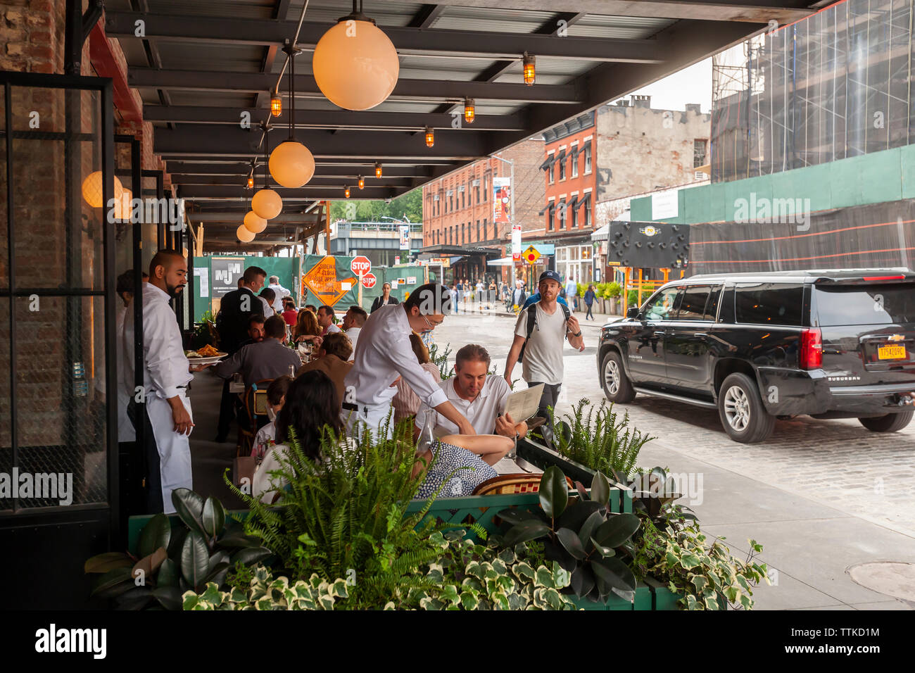Diners nel nuovo Pastis ristorante nel Meatpacking District di New York il Venerdì, 7 giugno 2019 sulla sua apertura. Aperto nel 1999 e chiuso nel 2014 l'originale ha preso su un stato leggendario, attira celebrità e regolari patroni. (© Richard B. Levine) Foto Stock