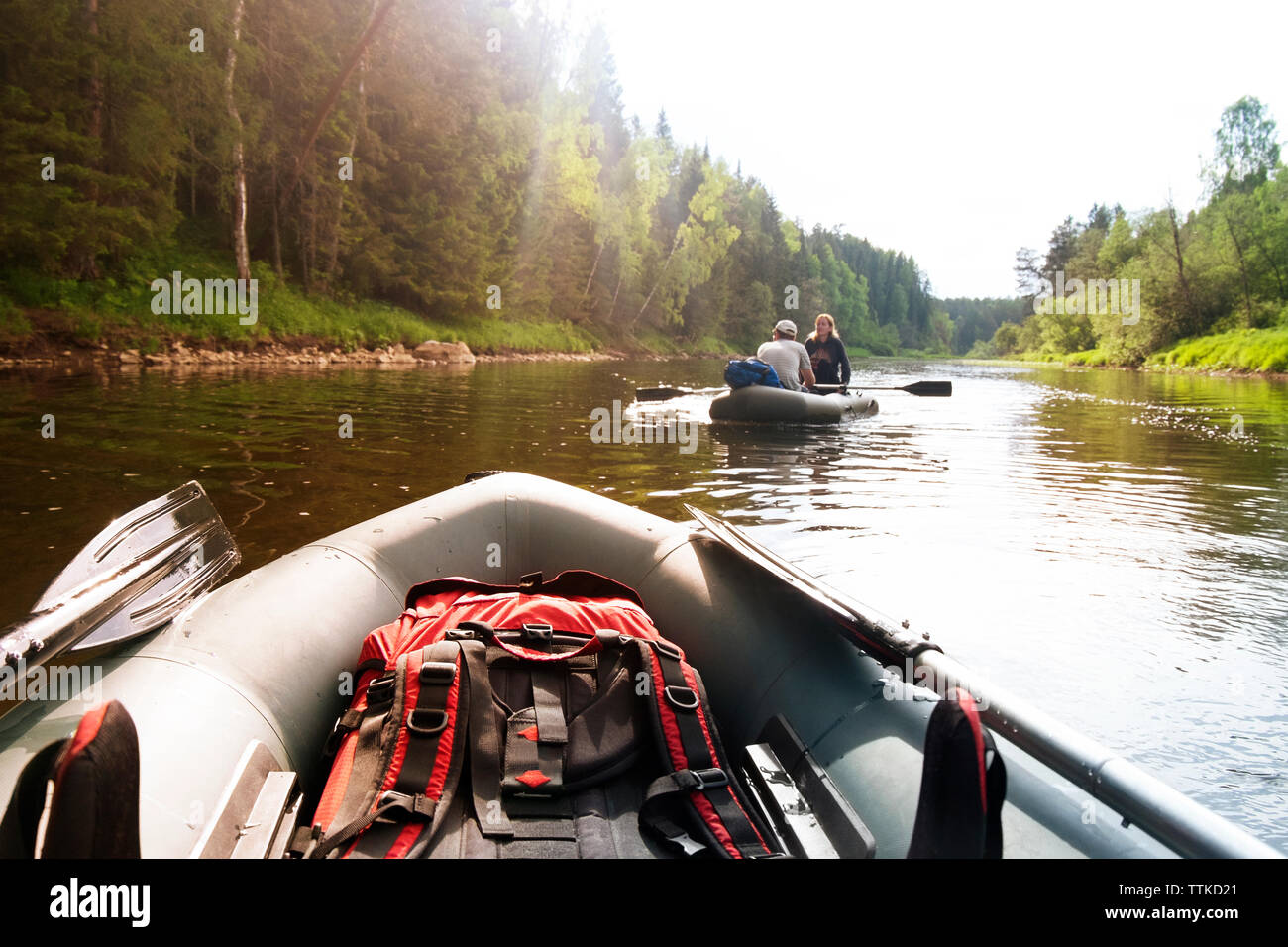 Coppia che viaggia sulla barca gonfiabile nel fiume durante la stagione estiva Foto Stock