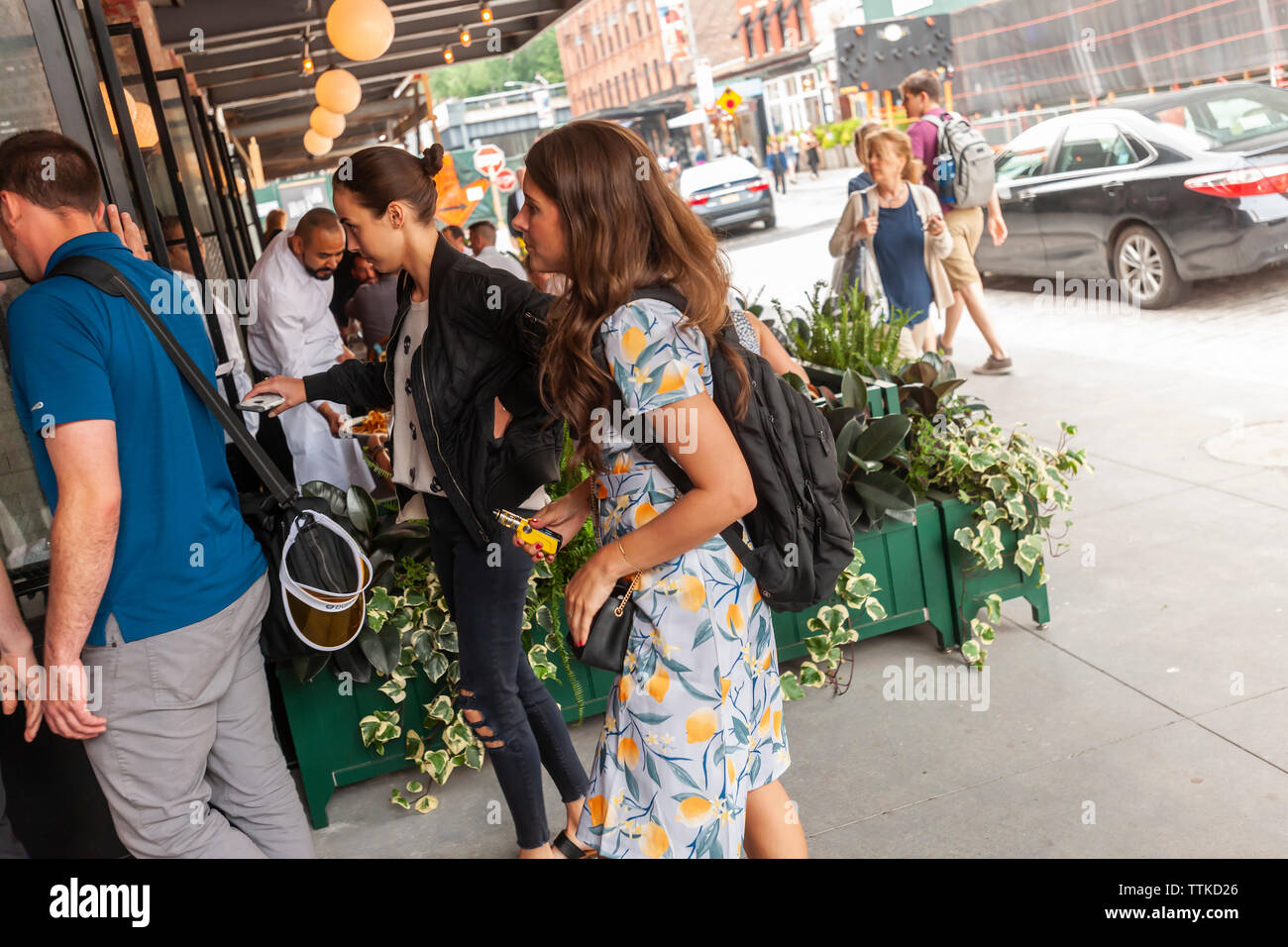 Diners arrivare al nuovo Pastis ristorante nel Meatpacking District di New York il Venerdì, 7 giugno 2019 sulla sua apertura. Aperto nel 1999 e chiuso nel 2014 l'originale ha preso su un stato leggendario, attira celebrità e regolari patroni. (© Richard B. Levine) Foto Stock