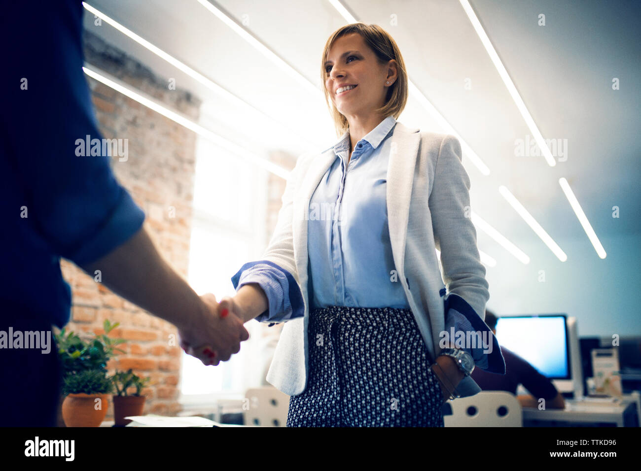 La gente di affari si stringono la mano in ufficio Foto Stock