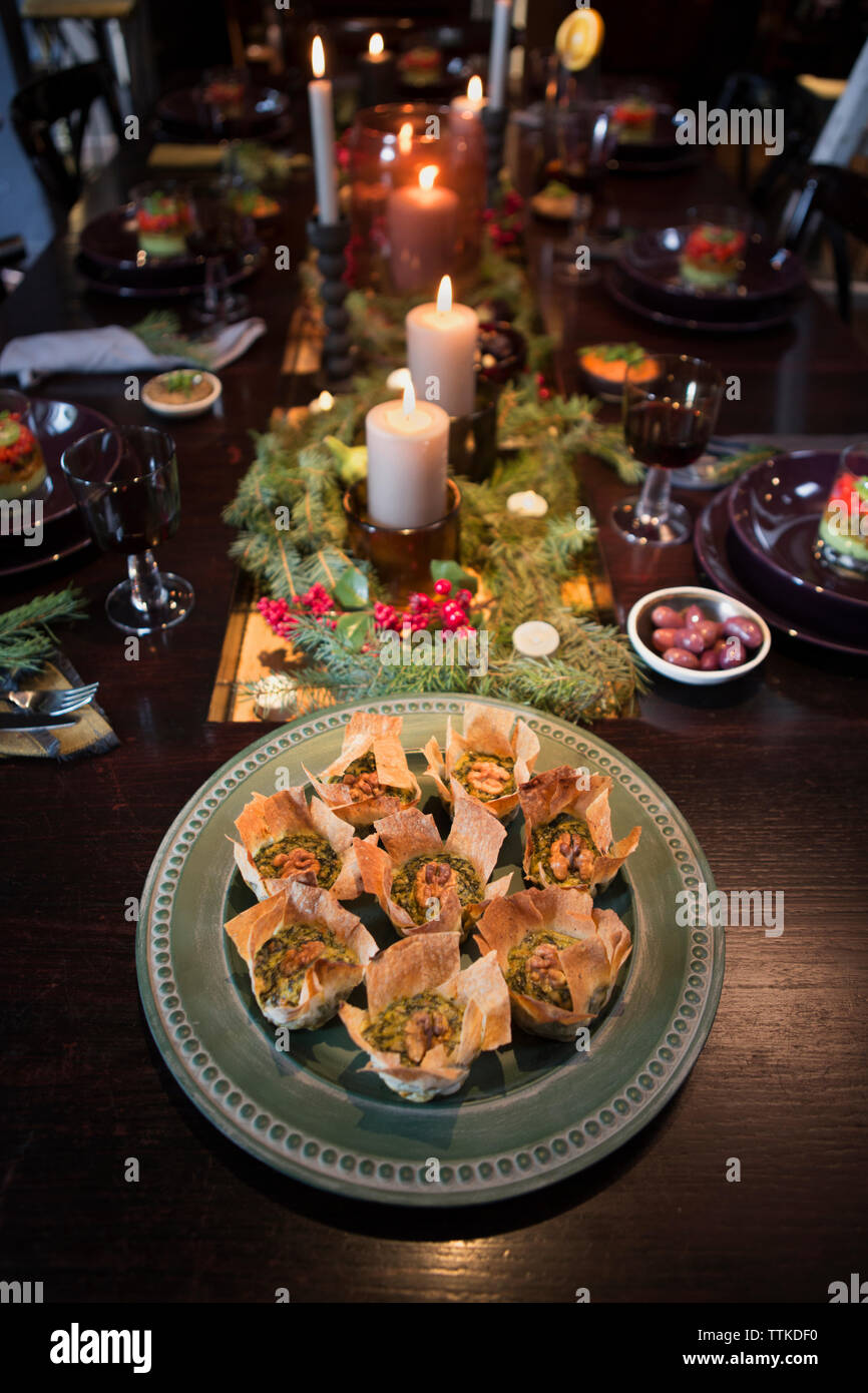 Vista ad alto angolo del cibo servito su un tavolo decorato durante il natale Foto Stock