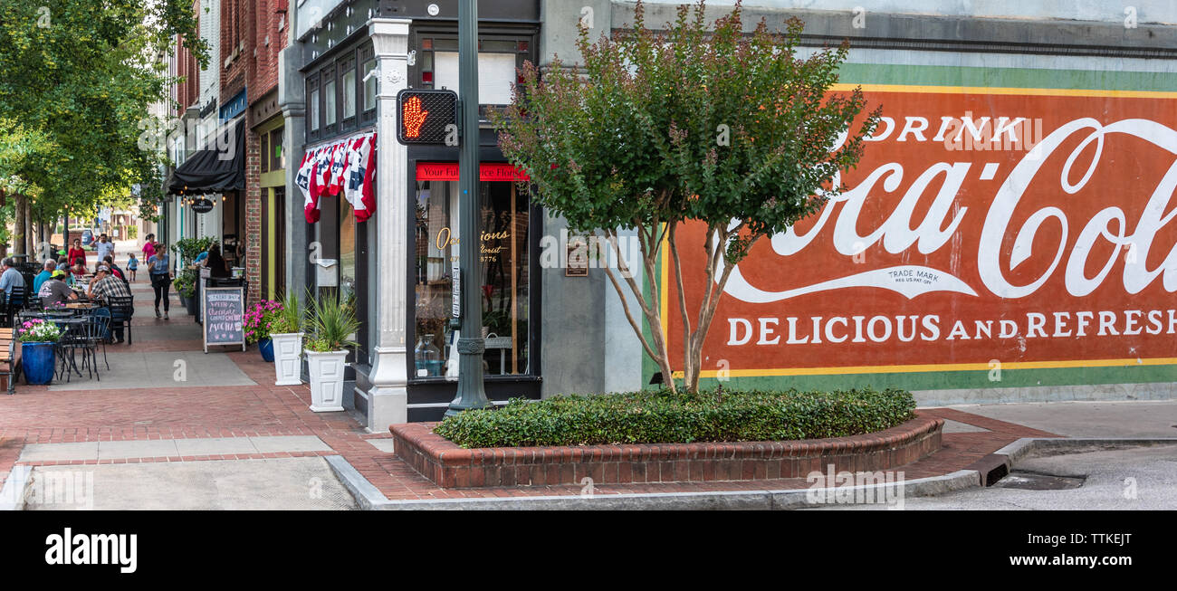 Le famiglie e gli amici gustando pasti all'aperto sulla città storica piazza nel centro di Gainesville, Georgia. (USA) Foto Stock