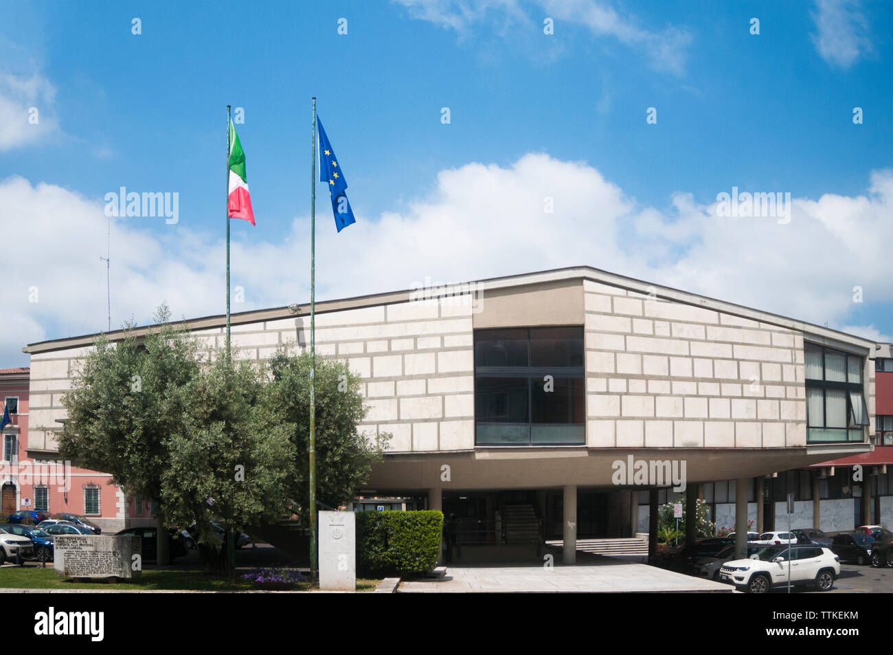 Vista di Carrara: palazzo del municipio della città toscana Carrara, medaglia d oro al valor civile , con l'italiano e la bandiera europea Foto Stock