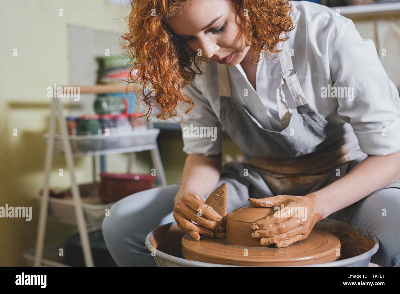 Potter forma di stampaggio di argilla in officina Foto Stock