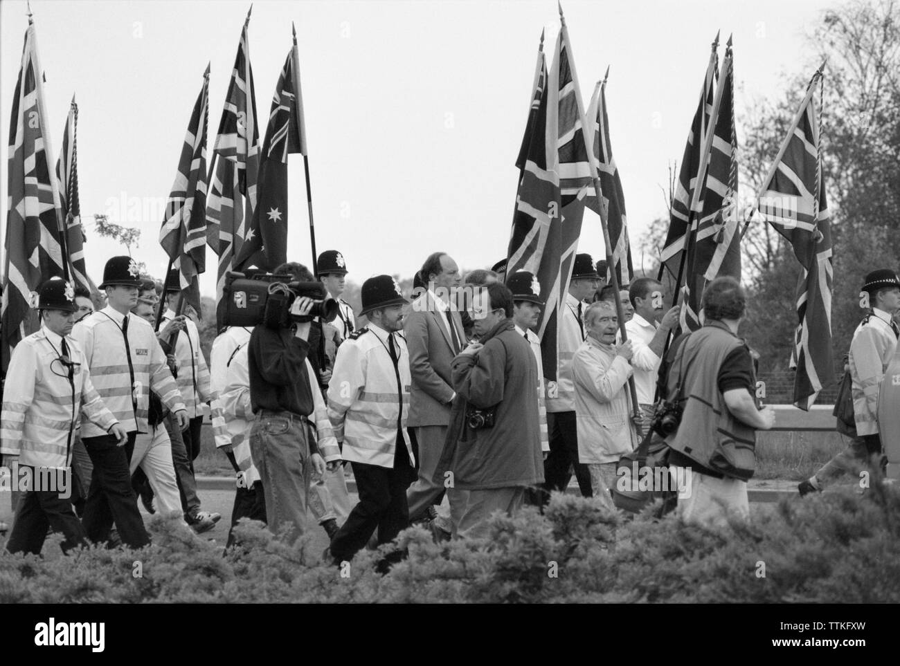 Una dimostrazione di marzo nella zona est di Londra, Inghilterra, detenute da BNP, British National Party, una estrema destra partito politico attivo dal 1982 fino a oggi. Foto Stock