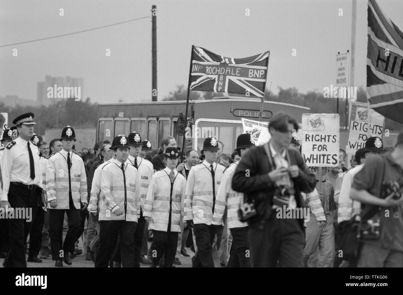 Una dimostrazione di marzo nella zona est di Londra, Inghilterra, detenute da BNP, British National Party, una estrema destra partito politico attivo dal 1982 fino a oggi. Un banner da Rochdale British National Party può essere visto. Foto Stock