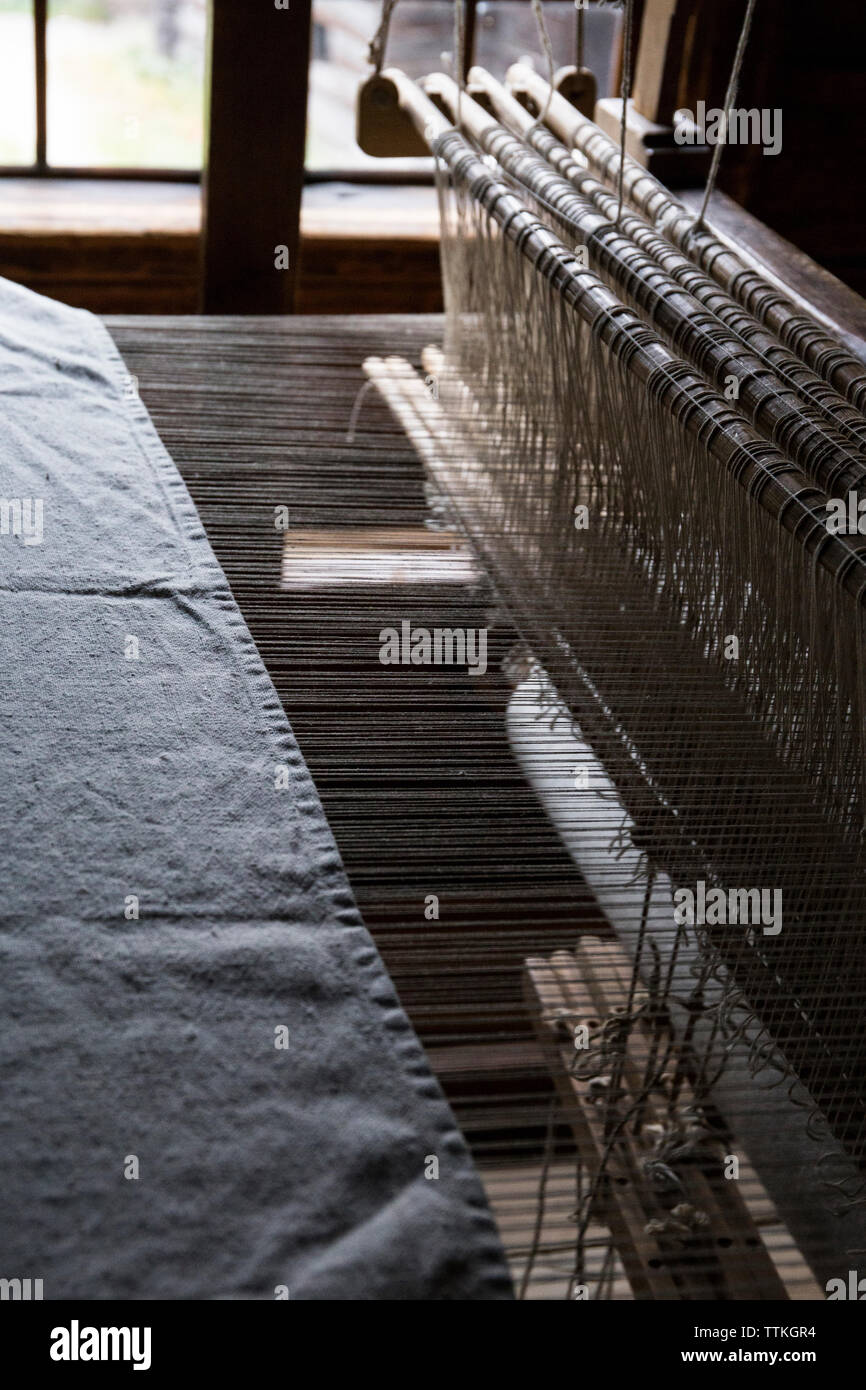 Angolo di alta vista del telaio in fabbrica tessile Foto Stock