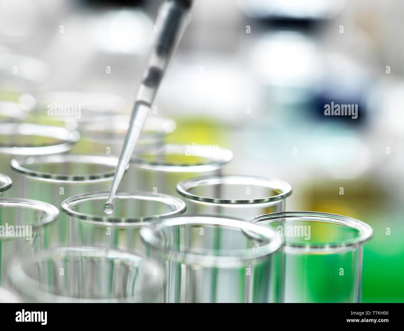Campione di essere pipettato in provetta per analisi in laboratorio Foto Stock