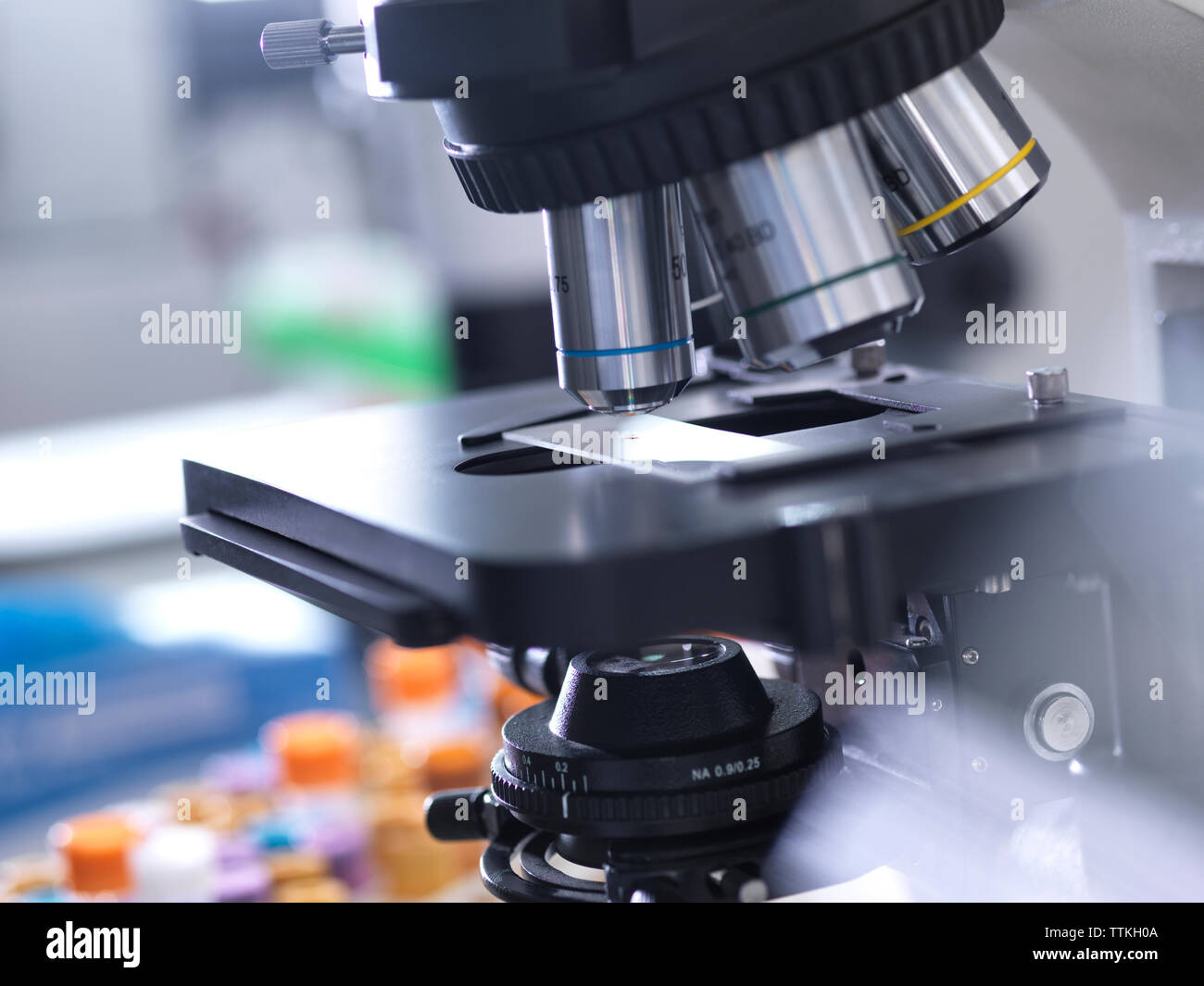 Close-up di scorrere con il campione di sangue sul microscopio in laboratorio Foto Stock