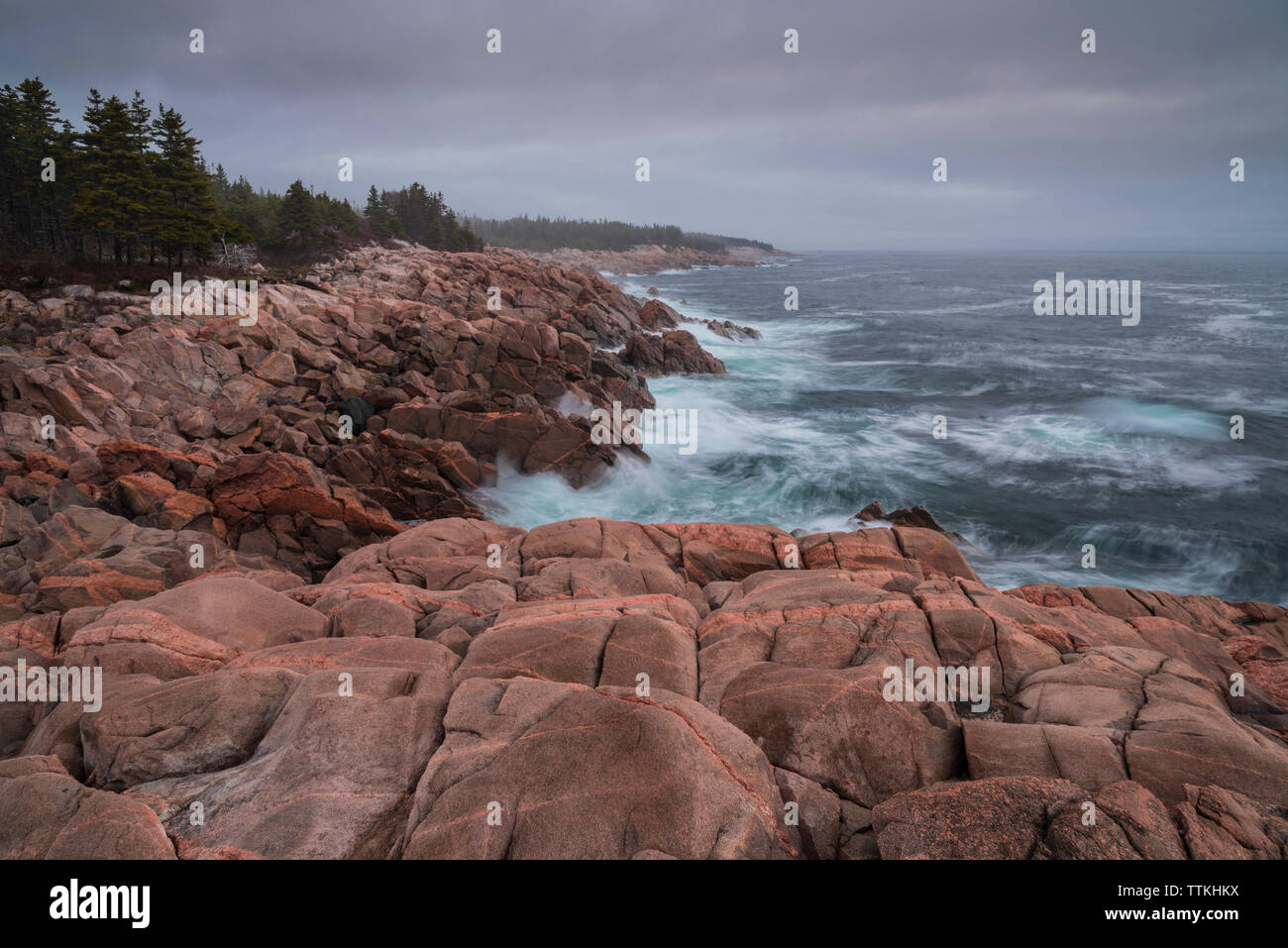Onde che si infrangono sulle rocce, Grotta Verde Look, Testa Lackies, , Cape Breton, Nova Scotia, Canada Foto Stock