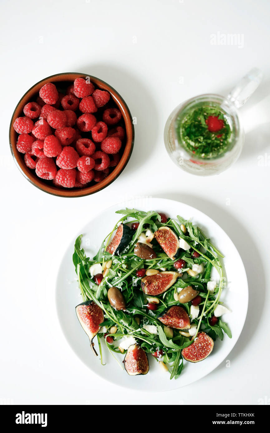 Vista aerea di insalata servita nella piastra di lamponi e menta su tavola Foto Stock