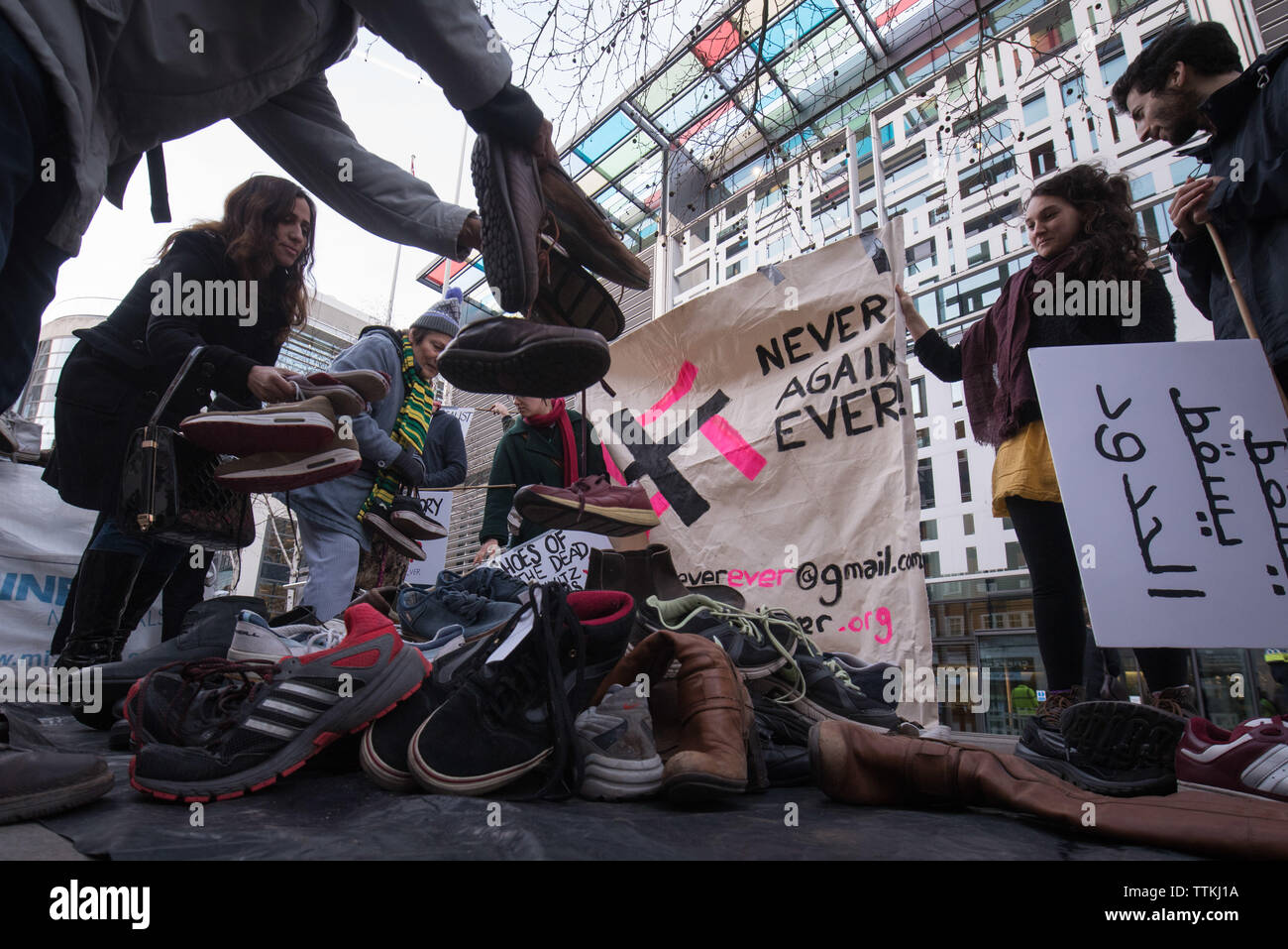 Home Office, MARSHAM STREET, Londra, Regno Unito. Il 25 gennaio 2016. Un certo numero di manifestanti chiamando se stessi "Mai più sempre", una coalizione di diritto umano Foto Stock