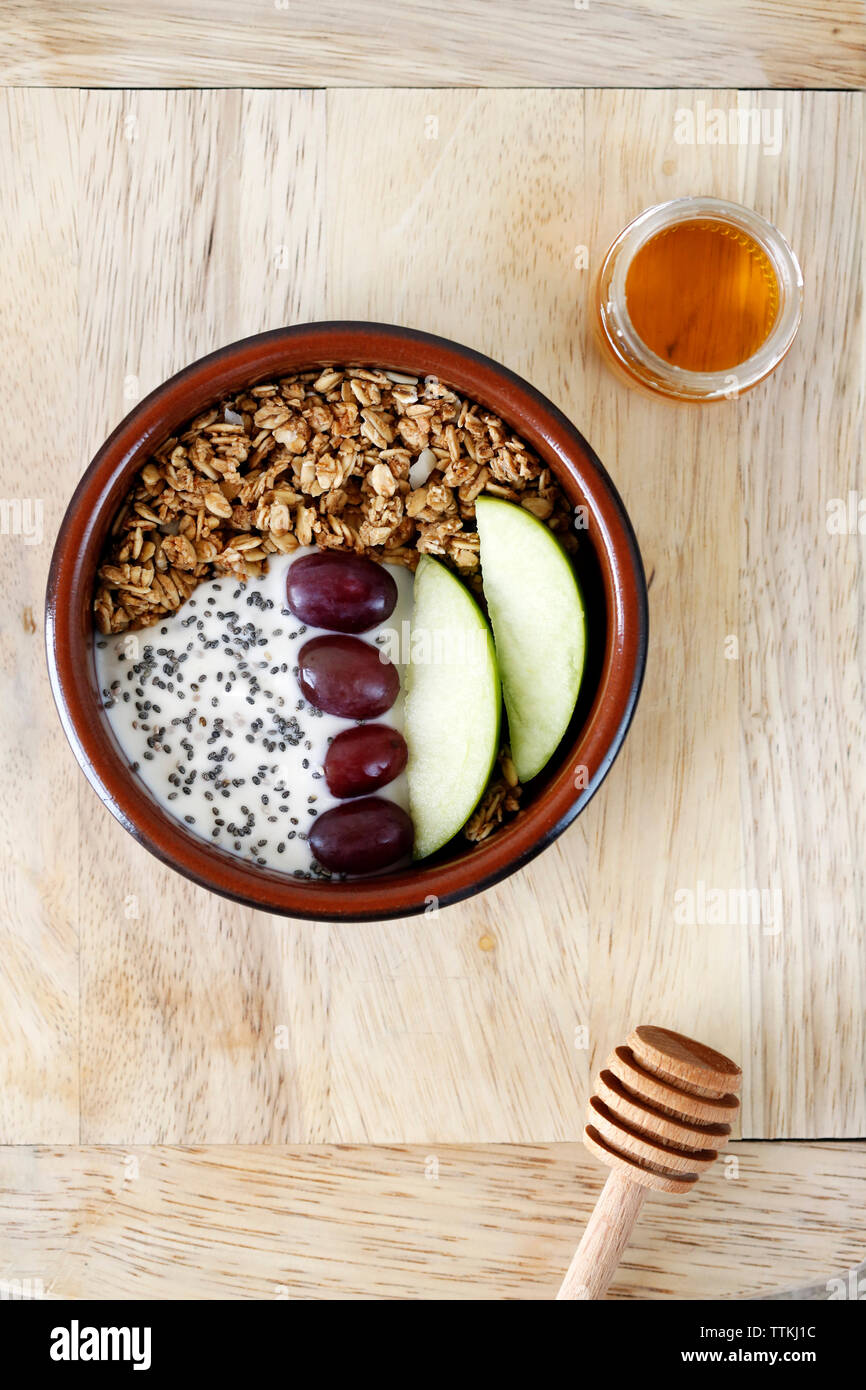 Vista aerea del ristorante e bar Colazione La colazione è servita nella ciotola con il miele sul tagliere di legno a tavola Foto Stock