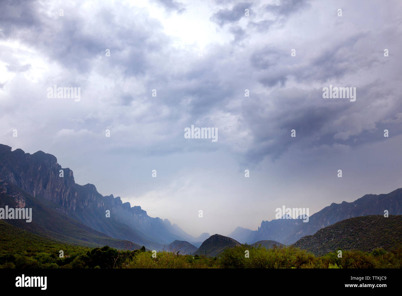 Vista panoramica delle montagne contro le nuvole in cielo Foto Stock