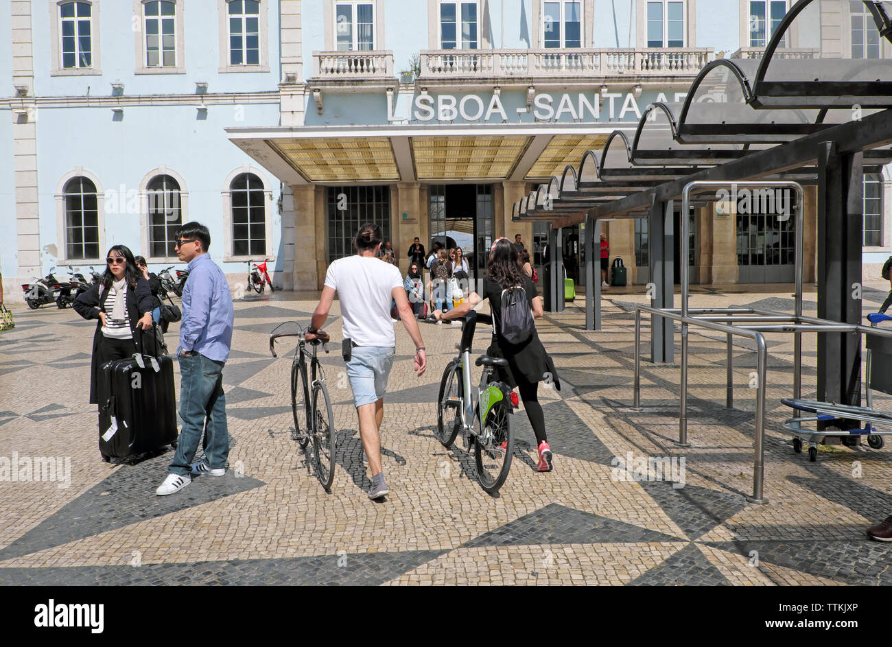 Persone con bici ciclisti all'entrata di Santa Apolónia Railway Stazione ferroviaria Lisbona Portogallo Europa KATHY DEWITT Foto Stock