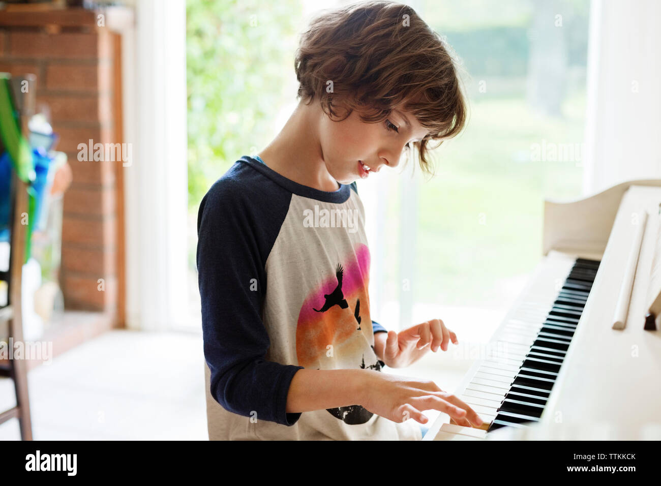 Ragazza suonare il pianoforte a casa Foto Stock