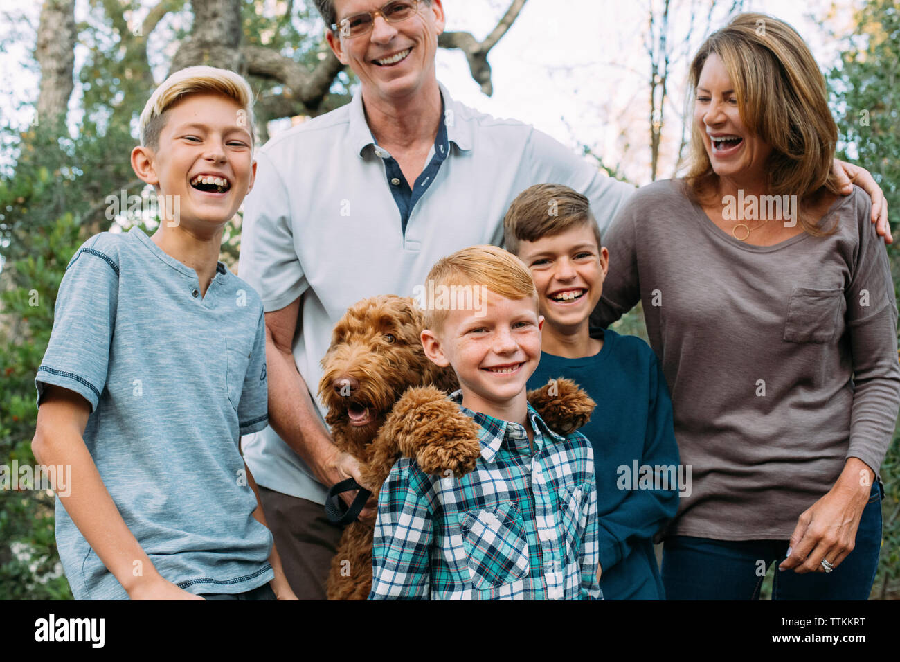 La famiglia felice con Irish Wolfhound in posizione di parcheggio Foto Stock