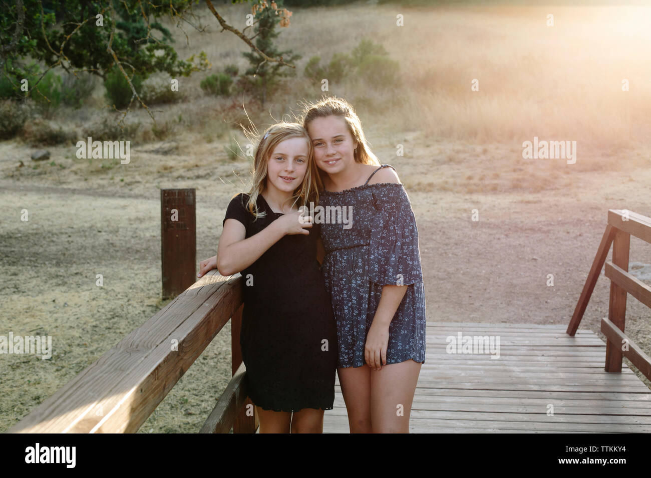 Ritratto di amare le sorelle in piedi sul ponte di legno Foto Stock