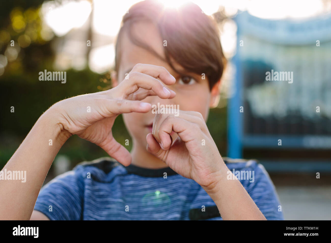 Close-up di boy gesticolando rimanendo in posizione di parcheggio Foto Stock