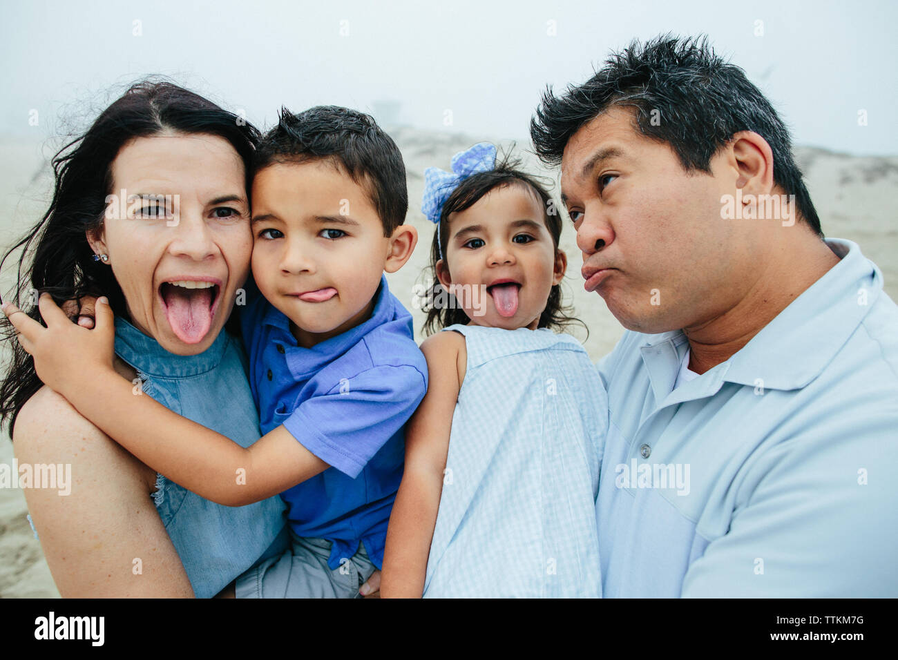 Famiglia di effettuare quattro facce stupide per la fotocamera Foto Stock