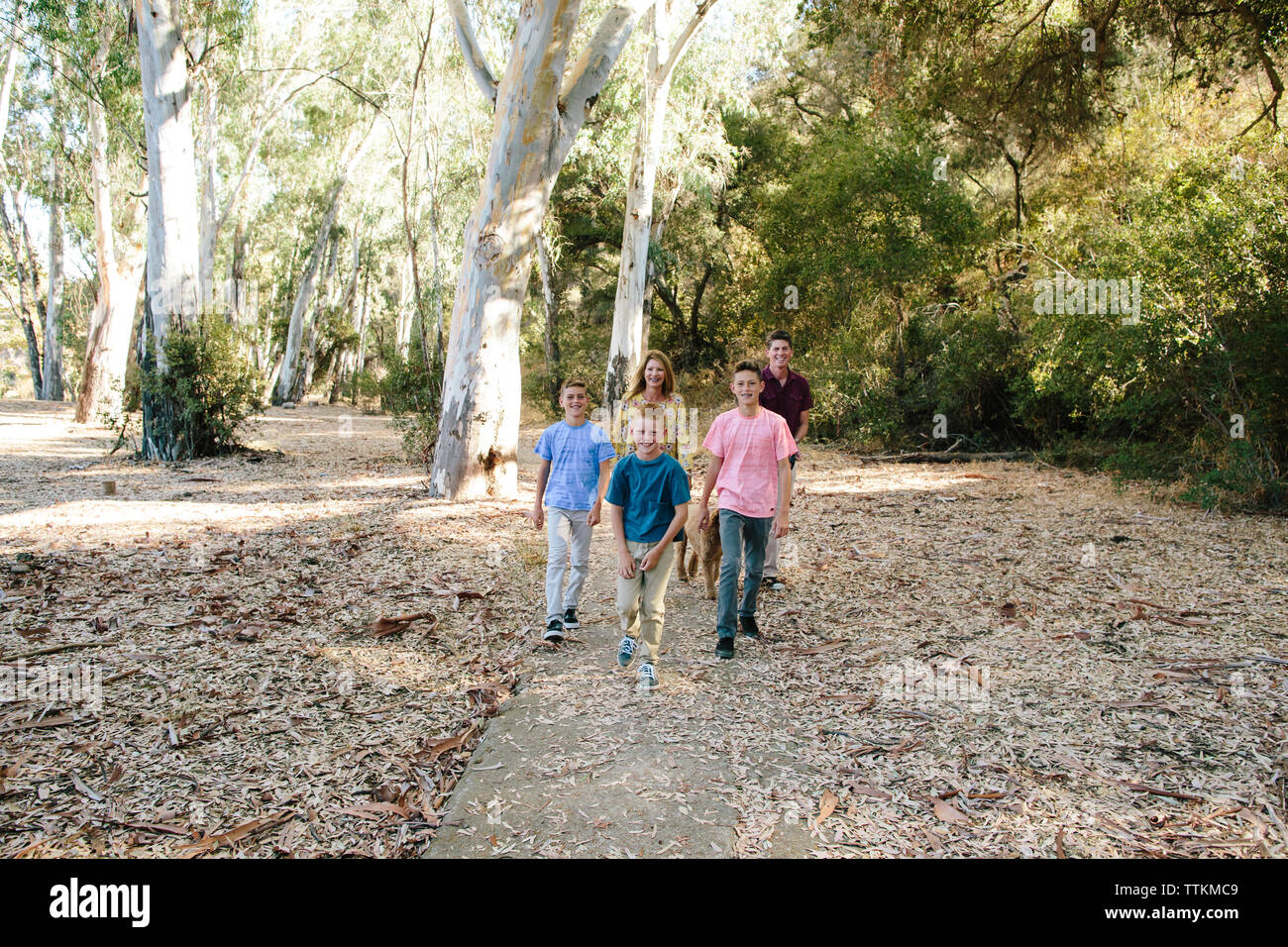 Famiglia di 5 camminare insieme nella natura Foto Stock