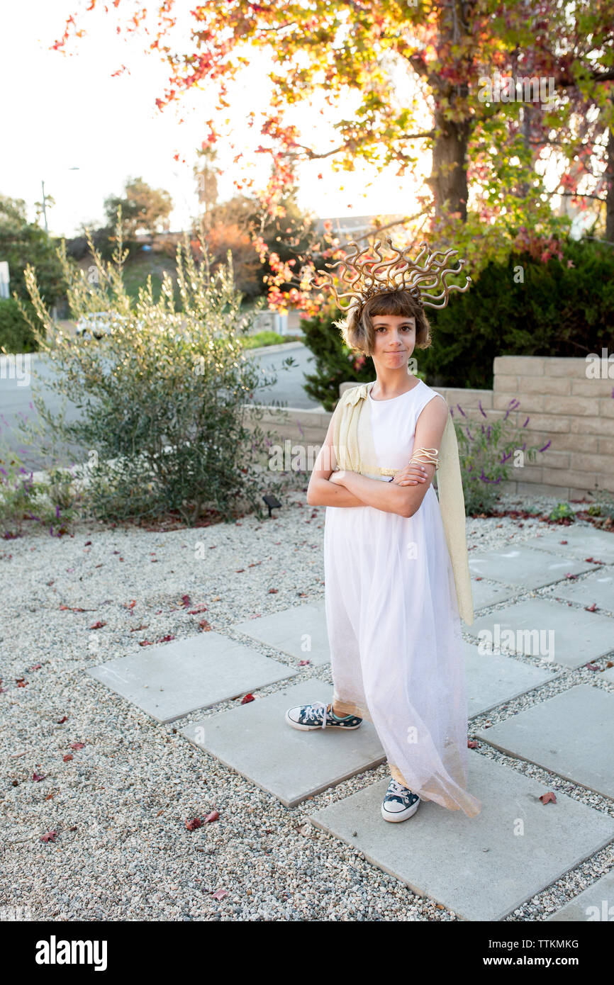Ragazza incrocia le braccia e pone in costume di medusa Foto Stock