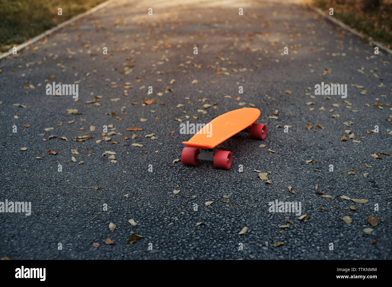Angolo di alta vista di skateboard su strada Foto Stock