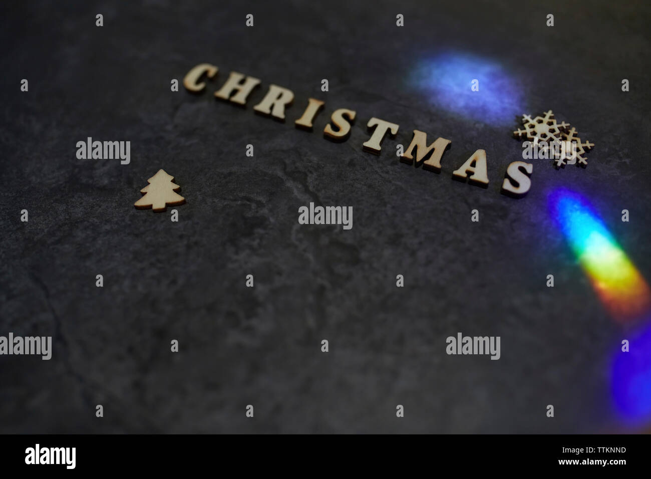 Vista ad alto angolo del testo natalizio con decorazioni ed effetti di luce sul tavolo Foto Stock