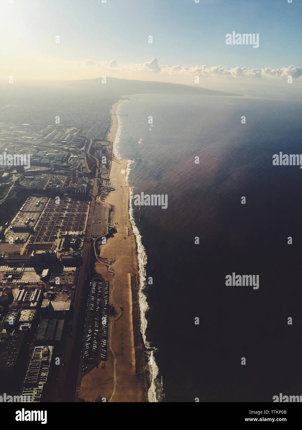 Vista aerea di impianto di trattamento delle acque reflue in mare Foto Stock