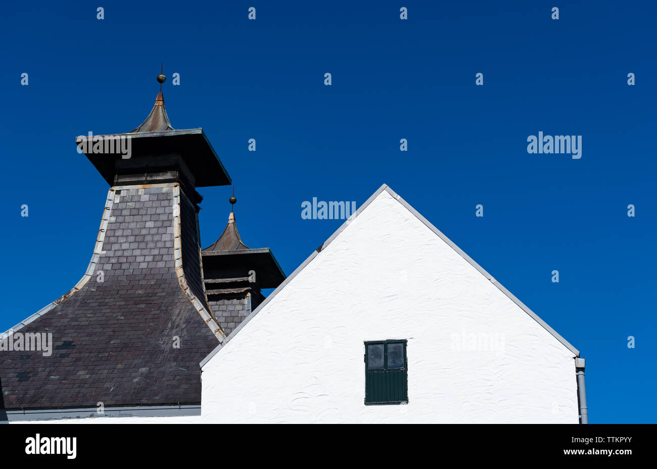 Vista della distilleria di Lagavulin sull isola di Islay nelle Ebridi Interne della Scozia, Regno Unito Foto Stock