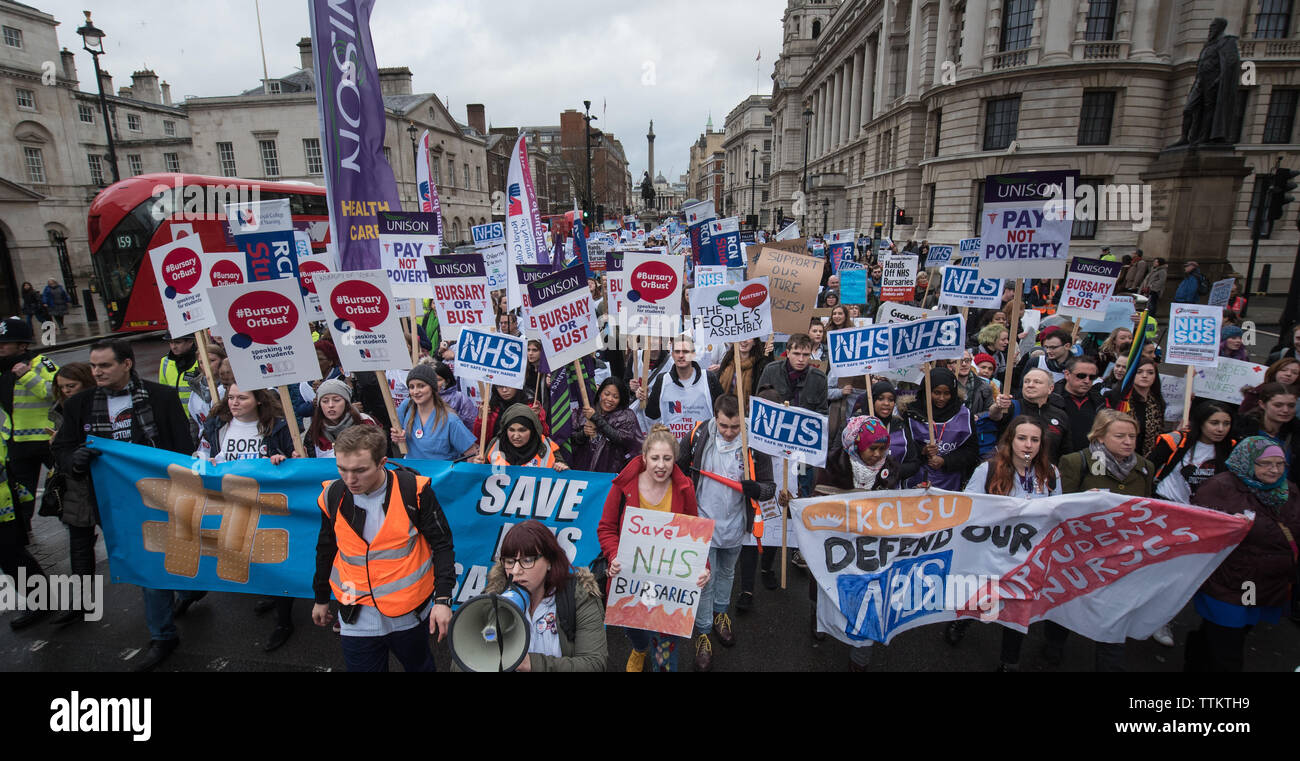 Whitehall, Londra, Regno Unito. 9 gennaio, 2016. Diverse migliaia di studenti infermieri, medici in formazione, il personale medico e sostenitori marzo giù Whitehall in centr Foto Stock