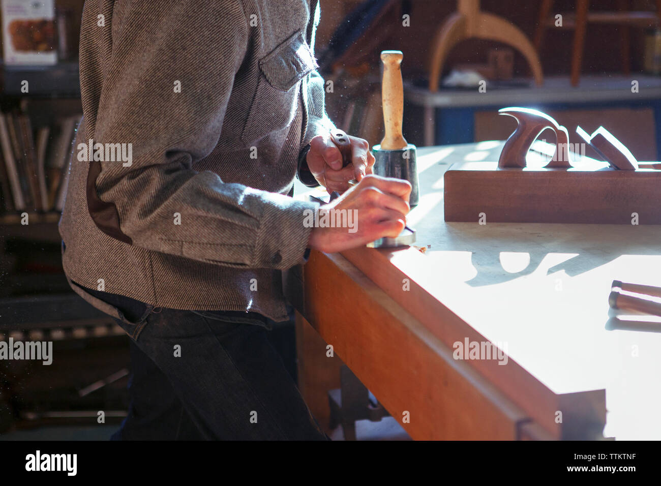 Sezione mediana del falegname il lavoro in officina Foto Stock