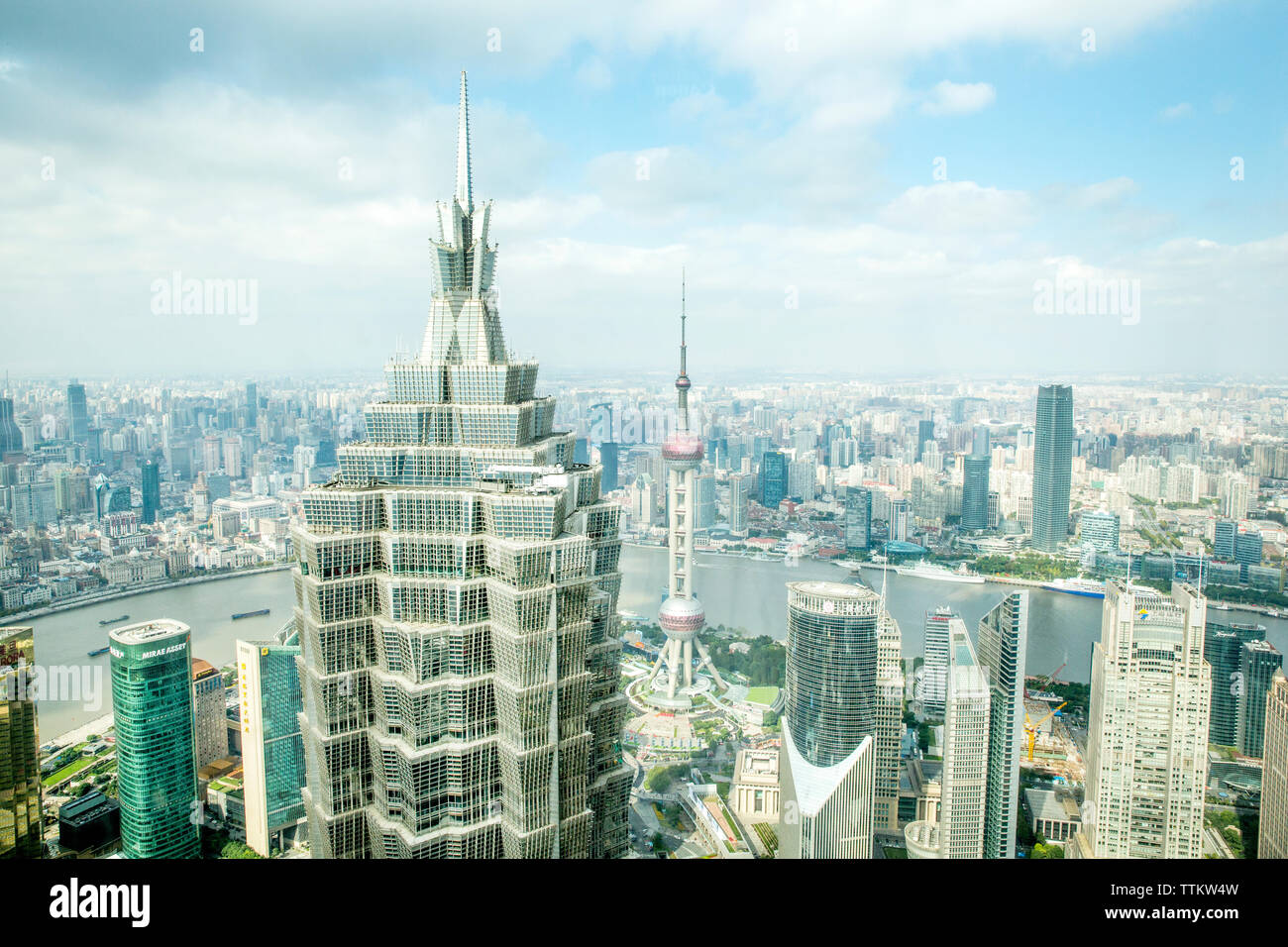 Elevato angolo di visione del paesaggio urbano contro il cielo nuvoloso Foto Stock