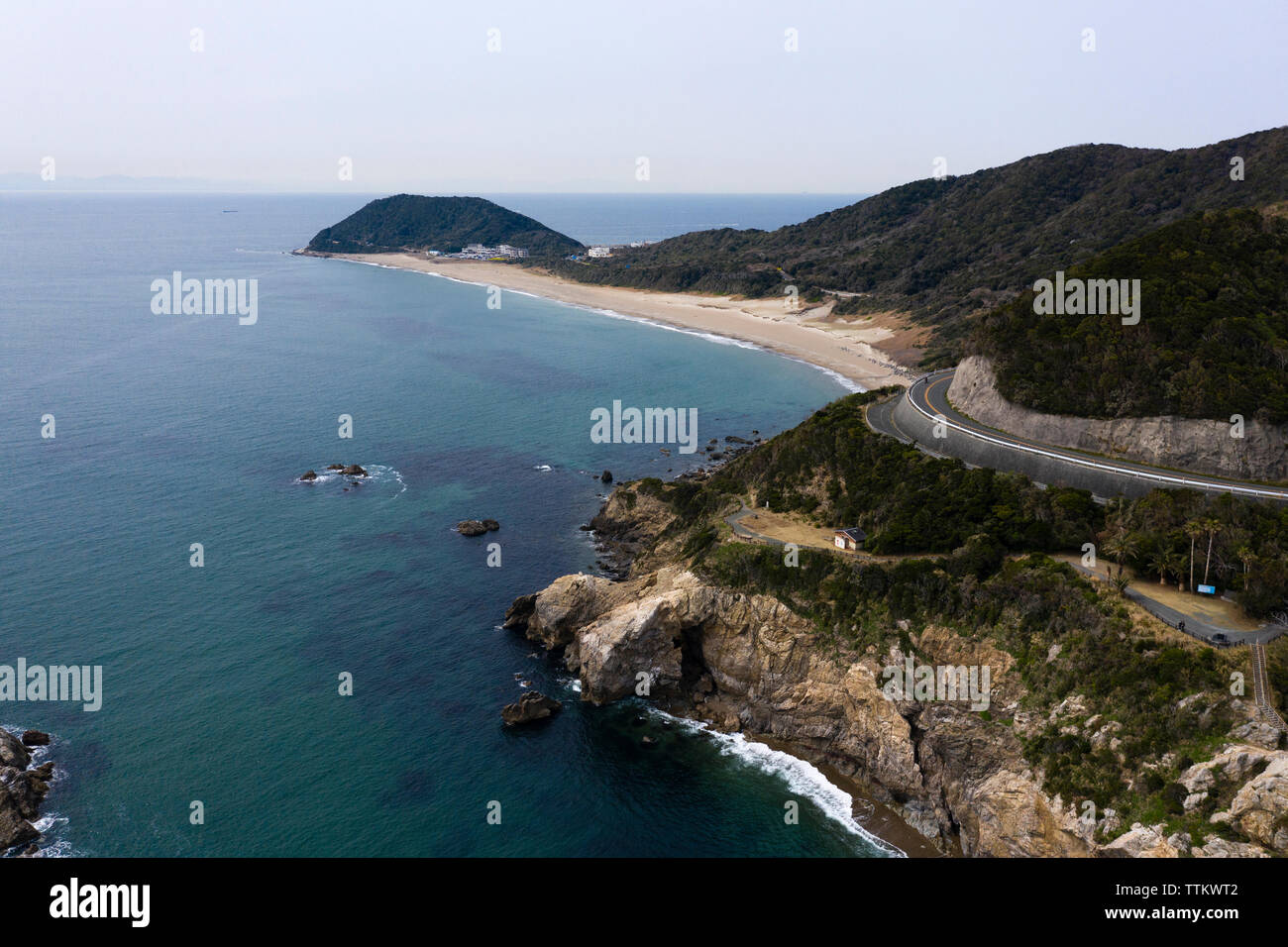 Vista aerea di strada tortuosa e spiaggia dall' oceano Foto Stock